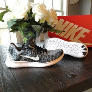 Women’s Size 7.5 Black/White Nike Flyknit Sneakers